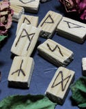 Горизонтальный взгляд деревянных runes которые лежат на темной каменной предпосылке стоковая фотография Горизонтальный взгляд деревянных runes которые лежат на темной каменной предпосылке стоковая фотография