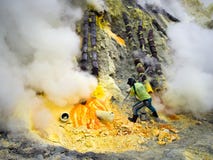 Горнорабочая серы на кратере работы внутреннем Kawah Ijen, Индонезии Стоковое Изображение Горнорабочая серы на кратере работы внутреннем Kawah Ijen, Индонезии Стоковое Изображение