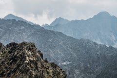 Горные пики искупанные в облаках стоковые изображения Горные пики искупанные в облаках стоковые изображения