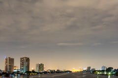 Городской пейзаж ночи реки в городе Бангкока, Таиланде стоковое изображение rf Городской пейзаж ночи реки в городе Бангкока, Таиланде стоковое изображение rf