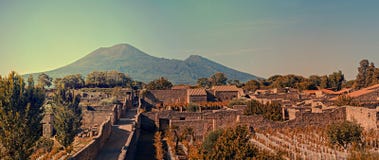 Городской пейзаж Помпеи с Mt Vesuvius на заходе солнца стоковые изображения rf Городской пейзаж Помпеи с Mt Vesuvius на заходе солнца стоковые изображения rf