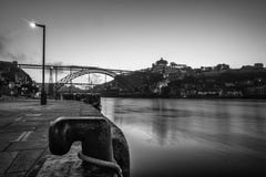 Город Порту взгляда Португалии dom luis thebridge от реки ribeira стоковые изображения rf Город Порту взгляда Португалии dom luis thebridge от реки ribeira стоковые изображения rf