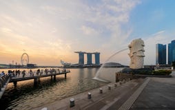 Город Сингапура - 29-ое июля 2018: Merlion и пески залива Марины на стоковые фотографии rf Город Сингапура - 29-ое июля 2018: Merlion и пески залива Марины на стоковые фотографии rf