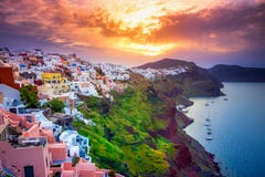 Городок Oia на острове Santorini, Греции Традиционные и известные дома и церков с голубыми куполами над кальдерой стоковое изображение rf Городок Oia на острове Santorini, Греции Традиционные и известные дома и церков с голубыми куполами над кальдерой стоковое изображение rf