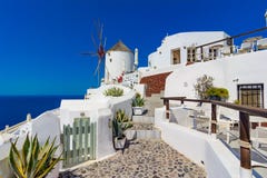 Городок Oia, остров Santorini, Греция Ветрянки на скале, cobled s стоковые изображения Городок Oia, остров Santorini, Греция Ветрянки на скале, cobled s стоковые изображения