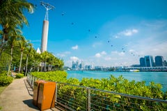 Городской пейзаж и ландшафт Сингапура Взгляд фуникулеров от острова Sentosa к станции фуникулера HarbourFront стоковые фотографии rf Городской пейзаж и ландшафт Сингапура Взгляд фуникулеров от острова Sentosa к станции фуникулера HarbourFront стоковые фотографии rf