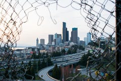 Городской пейзаж через обрамлять загородки стоковое изображение rf Городской пейзаж через обрамлять загородки стоковое изображение rf