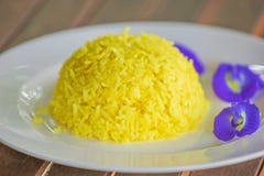Горох риса и бабочки турмерина на белой плите Тайская кухня традиции на деревянном столе тип тайский Отмелый dept поля конец стоковое изображение rf Горох риса и бабочки турмерина на белой плите Тайская кухня традиции на деревянном столе тип тайский Отмелый dept поля конец стоковое изображение rf