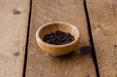 Горохи черного перца в бамбуковом шаре стоковые фото Горохи черного перца в бамбуковом шаре стоковые фото