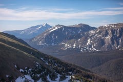 Горы Snowy на летний день в национальном парке скалистой горы стоковое фото Горы Snowy на летний день в национальном парке скалистой горы стоковое фото
