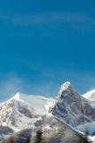 Горы Snowy скалистые и голубое небо, Banff, Альберта стоковое фото rf Горы Snowy скалистые и голубое небо, Banff, Альберта стоковое фото rf