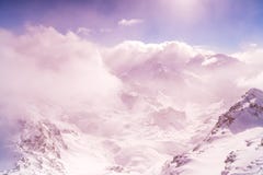 Горы неба зимы весьма сильно обматывают предпосылку конспекта bokeh луча солнца облаков Стоковые Фотографии RF Горы неба зимы весьма сильно обматывают предпосылку конспекта bokeh луча солнца облаков Стоковые Фотографии RF