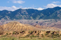 Горы около озера Issyk- Kul в Кыргызстане во время сезона лета стоковая фотография rf Горы около озера Issyk- Kul в Кыргызстане во время сезона лета стоковая фотография rf