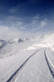 Горы снежка с дорогой стоковые фото Горы снежка с дорогой стоковые фото