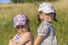 Горячее лето Маленькая девочка 2 представляя для камеры стоковая фотография Горячее лето Маленькая девочка 2 представляя для камеры стоковая фотография