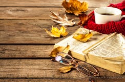 Горячие кофе, книга, стекла и листья осени на деревянной предпосылке стоковые фотографии rf Горячие кофе, книга, стекла и листья осени на деревянной предпосылке стоковые фотографии rf