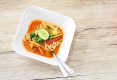 Горячие лапши Том Yum на винтажной деревянной предпосылке стоковые фото Горячие лапши Том Yum на винтажной деревянной предпосылке стоковые фото
