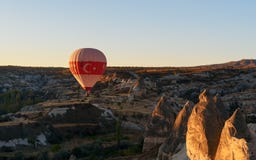 Горячий воздушный шар летая над долиной на восходе солнца cappadocia индюк Стоковое Изображение RF Горячий воздушный шар летая над долиной на восходе солнца cappadocia индюк Стоковое Изображение RF