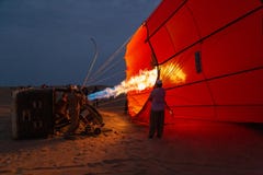 Горячий воздушный шар быть надутый и подготавливая для полета стоковая фотография Горячий воздушный шар быть надутый и подготавливая для полета стоковая фотография