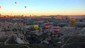 Горячий воздушный шар летая над ландшафтом утеса на Cappadocia Турции стоковое изображение rf Горячий воздушный шар летая над ландшафтом утеса на Cappadocia Турции стоковое изображение rf