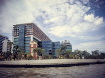 Гостиницы взглядом реки от шлюпки в Таиланде стоковая фотография Гостиницы взглядом реки от шлюпки в Таиланде стоковая фотография