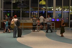Гость в лобби гостиницы, идя к счетчику на гостинице залива Cabana стоковые фотографии rf Гость в лобби гостиницы, идя к счетчику на гостинице залива Cabana стоковые фотографии rf