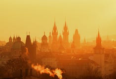 Готическая церковь нашей дамы перед Tyn во время изумительного восхода солнца Прага, Чешская Республика Стоковое Изображение RF Готическая церковь нашей дамы перед Tyn во время изумительного восхода солнца Прага, Чешская Республика Стоковое Изображение RF