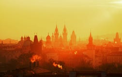 Готическая церковь нашей дамы перед Tyn во время изумительного восхода солнца Прага, Чешская Республика Стоковая Фотография Готическая церковь нашей дамы перед Tyn во время изумительного восхода солнца Прага, Чешская Республика Стоковая Фотография
