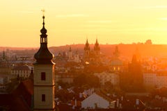 Готическая церковь нашей дамы перед Tyn во время изумительного восхода солнца Прага, Чешская Республика Стоковая Фотография Готическая церковь нашей дамы перед Tyn во время изумительного восхода солнца Прага, Чешская Республика Стоковая Фотография