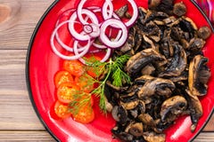 Готов-к-съешьте закуску - зажаренные грибы, томаты вишни и луки на плите на деревянном столе стоковое изображение rf Готов-к-съешьте закуску - зажаренные грибы, томаты вишни и луки на плите на деревянном столе стоковое изображение rf