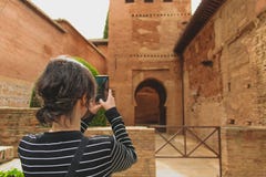 Гранада, Испания - 5/6/18: Красивые оранжевые стены и детали глины _ стоковые изображения rf Гранада, Испания - 5/6/18: Красивые оранжевые стены и детали глины _ стоковые изображения rf