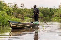 Графство 2017 SEPT. 17 Kisumu, Lake Victoria, Кения Африканский рыболов в старом деревянном каное рыбной ловли стоковые фото Графство 2017 SEPT. 17 Kisumu, Lake Victoria, Кения Африканский рыболов в старом деревянном каное рыбной ловли стоковые фото