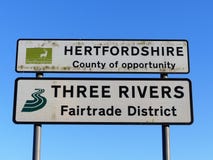 Графство Хартфордшира возможности и 3 знаков района Fairtrade рек стоковая фотография Графство Хартфордшира возможности и 3 знаков района Fairtrade рек стоковая фотография