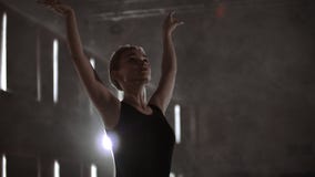Грациозная балерина женщины в темном платье на темном этапе театра в дыме выполняет движения танца в замедленном движении акции видеоматериалы Грациозная балерина женщины в темном платье на темном этапе театра в дыме выполняет движения танца в замедленном движении акции видеоматериалы
