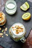 Греческий завтрак кивиа granola югурта в опарнике стоковые фото Греческий завтрак кивиа granola югурта в опарнике стоковые фото