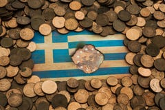 Греческий флаг почищенный щеткой на монетках евро стоковые фото Греческий флаг почищенный щеткой на монетках евро стоковые фото