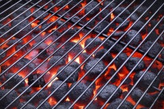 Гриль BBQ и накаляя горячие брикеты угля на заднем плане стоковое изображение rf Гриль BBQ и накаляя горячие брикеты угля на заднем плане стоковое изображение rf