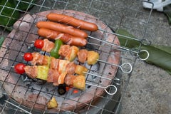 Гриль bbq и сосиски свинины стоковые изображения rf Гриль bbq и сосиски свинины стоковые изображения rf