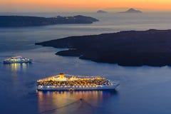 Грузите плавание в заход солнца, остров Santorini, Грецию, Европу стоковое фото rf Грузите плавание в заход солнца, остров Santorini, Грецию, Европу стоковое фото rf