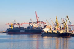 Грузовие корабли ОДЕССЫ, УКРАИНЫ - 2-ОЕ ЯНВАРЯ 2017 входя в один из самых занятых портов в мире, Одесса стоковая фотография rf Грузовие корабли ОДЕССЫ, УКРАИНЫ - 2-ОЕ ЯНВАРЯ 2017 входя в один из самых занятых портов в мире, Одесса стоковая фотография rf