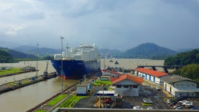 Грузовой корабль пропуская через Miraflores фиксирует на Панамском Канале стоковая фотография Грузовой корабль пропуская через Miraflores фиксирует на Панамском Канале стоковая фотография