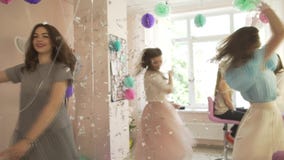 Группа в составе excited счастливые милые молодые женщины в причудливых платьях танцуя вокруг в профессиональном салоне красоты н акции видеоматериалы Группа в составе excited счастливые милые молодые женщины в причудливых платьях танцуя вокруг в профессиональном салоне красоты н акции видеоматериалы