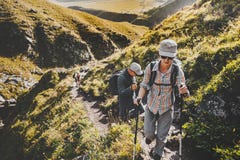 Группа в составе Hikers идя вперед в горы лета, концепцию трека перемещения путешествием стоковое изображение Группа в составе Hikers идя вперед в горы лета, концепцию трека перемещения путешествием стоковое изображение