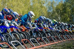 Группа в составе всадники на мотоциклах на исходном рубеже готовом для того чтобы начать Стоковые Фото Группа в составе всадники на мотоциклах на исходном рубеже готовом для того чтобы начать Стоковые Фото