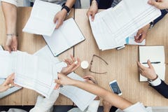 Группа в составе деловая встреча на таблице в современном офисе, работе команды и разнообразных руках совместно присоединяясь к о стоковое изображение rf Группа в составе деловая встреча на таблице в современном офисе, работе команды и разнообразных руках совместно присоединяясь к о стоковое изображение rf
