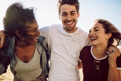 Группа в составе друзья имея потеху outdoors стоковая фотография Группа в составе друзья имея потеху outdoors стоковая фотография