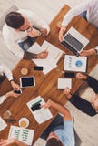 Группа в составе занятые бизнесмены работая в офисе, взгляд сверху стоковая фотография Группа в составе занятые бизнесмены работая в офисе, взгляд сверху стоковая фотография