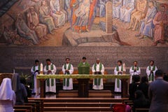 Группа в составе католические священники и сестры в святой массе стоковое изображение rf Группа в составе католические священники и сестры в святой массе стоковое изображение rf