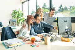 Группа в составе молодые бизнесмены - начните вверх работников работника с компьютером стоковые фотографии rf Группа в составе молодые бизнесмены - начните вверх работников работника с компьютером стоковые фотографии rf