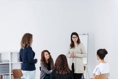 Группа в составе молодые женщины говоря усаживание в круге Психологическая концепция поддержки стоковая фотография rf Группа в составе молодые женщины говоря усаживание в круге Психологическая концепция поддержки стоковая фотография rf